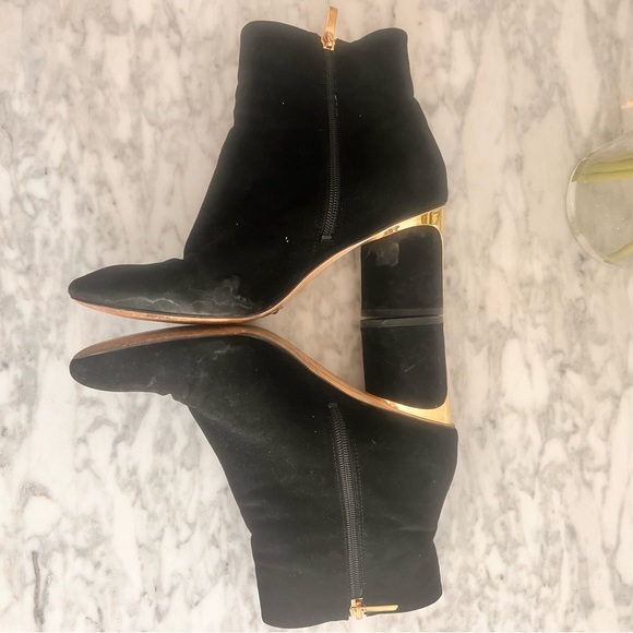KARL LAGERFELD Paris Black Luxury Suede FIONA Gold Heel Booties Women's Sz 9 - Picture 5 of 7